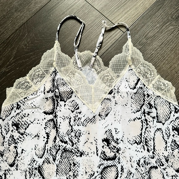 Lace v-neck top. - Picture 3 of 10